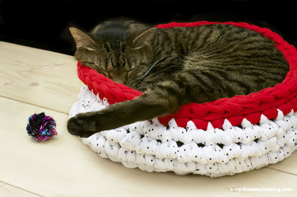 Tutorial: Super Bulky Crocheted Cat Bed | Red-Handled Scissors