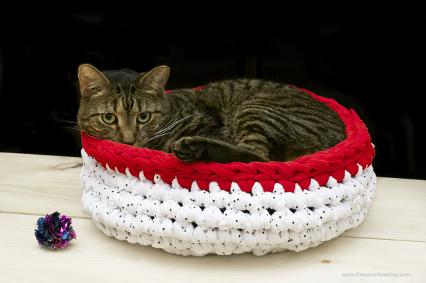 Tutorial: Super Bulky Crocheted Cat Bed | Red-Handled Scissors