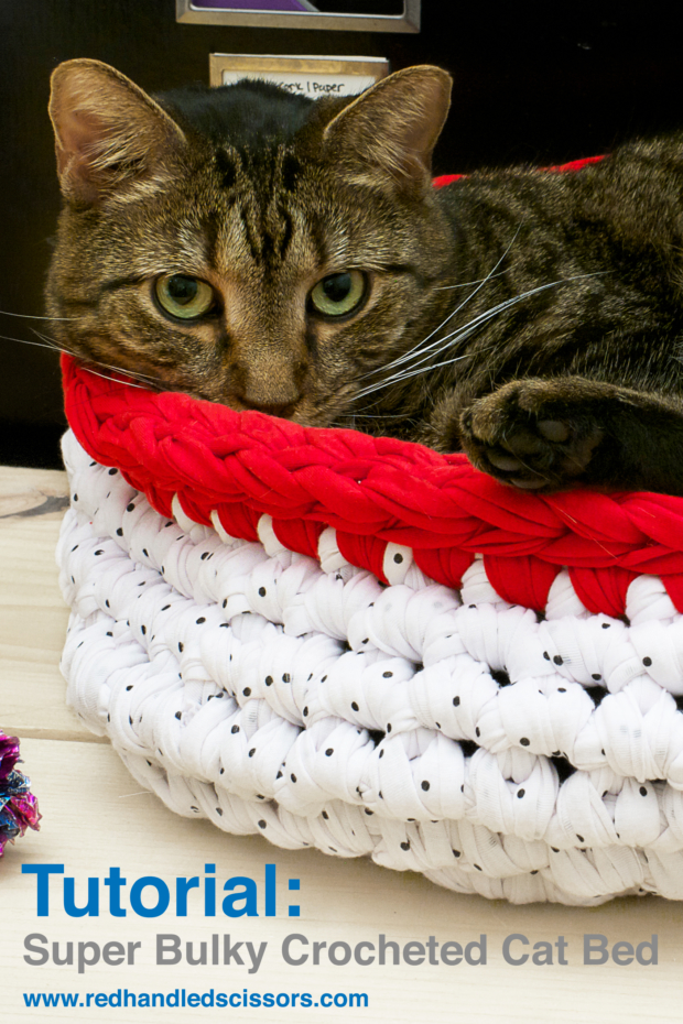 Tutorial: Super Bulky Crocheted Cat Bed: Looking for a quirky, modern cat bed for your four-legged favorites? Make a super bulky crocheted cat bed!
