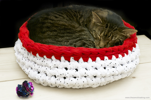 Project Update: Super Bulky Crocheted Cat Bed with Bernat Blanket Big Yarn