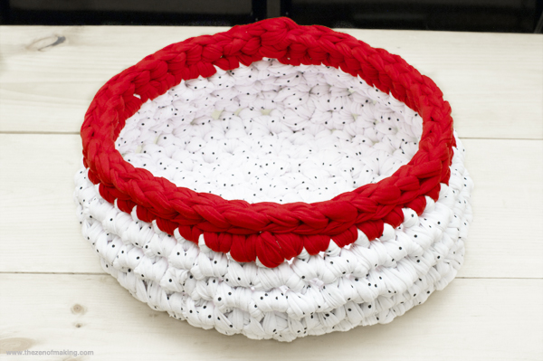 Tutorial Super Bulky Crocheted Cat Bed Red Handled Scissors