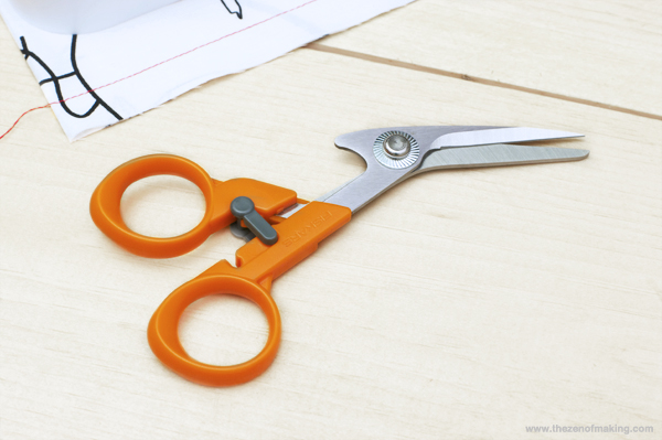 Review: Fiskars Detail Scissors & Seam Ripper-in-one with Multipurpose Organizer | Red-Handled Scissors