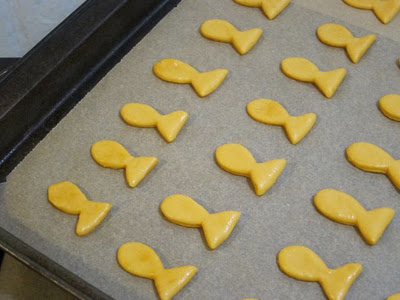 How-To: Vegan Goldfish Crackers with Plastic Bottle Cookie Cutter | Red-Handled Scissors